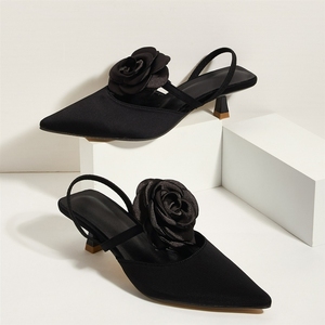 Mules de Tacón Bajo con Punta en Pico y Tira Trasera al Tobillo al por Mayor |   Tacones de satén con rosas florales en 3D, dulces y románticos, para bodas y fiestas, para <span class=keywords><strong>mujer</strong></span> - Product Image 2