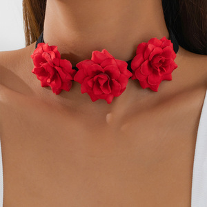 قلادة عنق نسائية رومانسية عتيقة قماش أحمر قلادة مخملية - Product Image 1