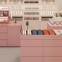 Support mural d'affichage cosmétique rose personnalisé avec éclairage LED, écologique, pour centre commercial, magasin de parfums et vitrine de maquillage