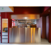 Ensemble de mobilier de bar lounge coloré et stylé, sièges rembourrés, table à manger et chaises pour pub et bar commercial