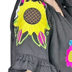 Chemisier élégant décontracté pour femme OEM, brodé multicolore, à manches courtes et volants - Product Image 5