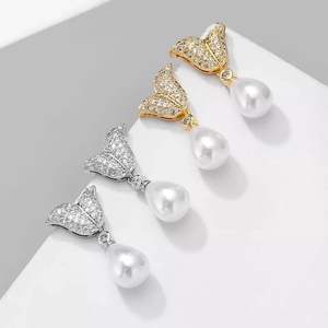 E2164 Orecchini pendenti a forma di farfalla dorata con perla finta rotonda bianca AAA per matrimonio da donna, stile romantico, placcati in oro - Product Image 1