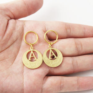 Anting-anting berlapis emas 24K dengan inisial 'E' untuk wanita, huruf alfabet Inggris Guam, perhiasan baja tahan karat religius untuk pernikahan dan pesta - Product Image 4