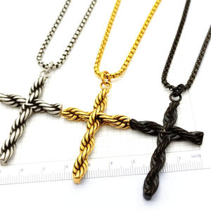 Collier pendentif croix torsadée tressée en acier inoxydable plaqué PVD pour hommes et femmes, style vintage punk - Product Image 1