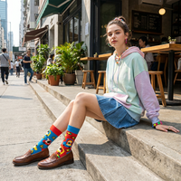 Chaussettes fantaisie personnalisées en gros, chaussettes en coton colorées asymétriques AB assorties pour filles, motif chiot mignon
