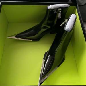 Botas de tacón grueso de charol con punta metálica y cremallera, estilo vaquero occidental, para mujer, venta al por mayor, personalizadas - Product Image 4