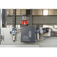 Centre d'usinage CNC à quatre axes pour le perçage, le fraisage, le montage de trous et le perçage de trous de verrouillage sur les profilés en alliage d'aluminium et en PVC