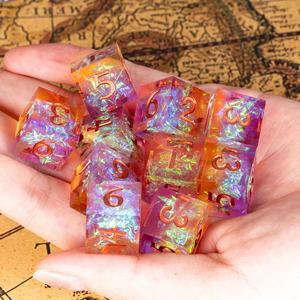 Настраиваемые по цвету кубики D6 из смолы и пластика с ярко-оранжевым блеском и бумагой по краю для игр DND RPG - Product Image 2