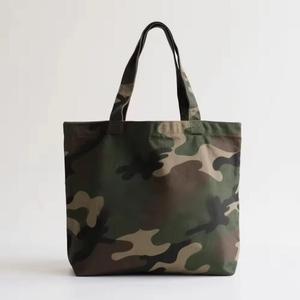 <span class=keywords><strong>Bolsas</strong></span> <span class=keywords><strong>de</strong></span> Mano <span class=keywords><strong>de</strong></span> Lona Personalizadas <span class=keywords><strong>de</strong></span> Alta Calidad con Diseño <span class=keywords><strong>de</strong></span> Camuflaje para Exteriores, con Elegante Patrón <span class=keywords><strong>de</strong></span> Paneles y Cierre Abierto para Uso Diario en Todas las Estaciones - Product Image 1