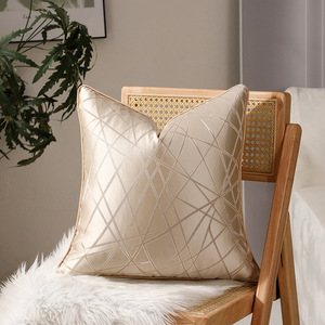 Sarung Bantal Dekoratif Mewah Modern dengan Garis Geometris 18 x 18 Inci - Product Image 6