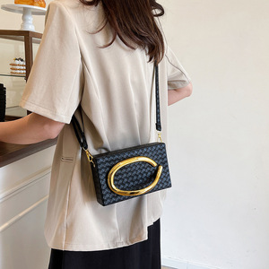 Bolso Bandolera Pequeño Cuadrado en Oferta, con Cadena Decorativa de Metal, Estructura Rígida, Textura Brillante, Estilo Urbano, Chic para el Día a Día - Product Image 4