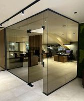 Cloisons de bureau en verre avec portes, panneaux muraux transparents, murs en herbe et murs artificiels pour entrepôts et bureaux