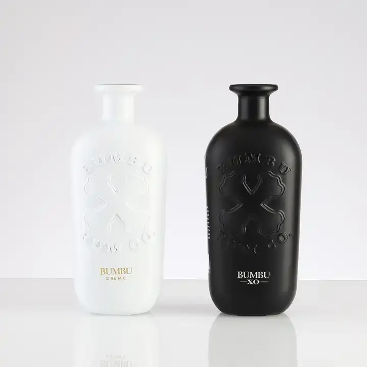 Bouteille en verre de rhum noir mat personnalisée de 700ml logo en relief 375ml bouteille de spiritueux en verre de whisky gin de 500ml avec liège en bois
