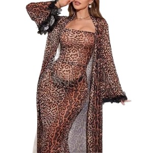 B392 Elegante Bata Larga con Estampado de Leopardo para Mujer, Cuello en V Profundo, con Cordones, Conjunto de Lencería Sexy al por Mayor - Product Image 5
