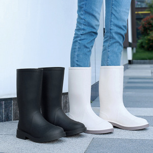 Nouvelles chaussures de pluie hautes bottes de pluie féminines bicolores en <span class=keywords><strong>plastique</strong></span> couvre-chaussures antidérapantes en PVC - Product Image 4