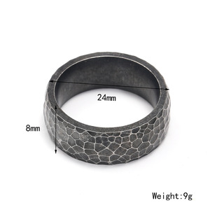 Anello Unisex in Acciaio Inossidabile con Finitura Martellata, Design Semplice ed Elegante per Uso Quotidiano - Product Image 5