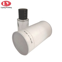 Boîte de parfum de luxe en cuir blanc texturé, emballage pour flacon de parfum 50 ml, avec insert en mousse.