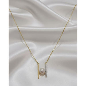 Collier pendentif double barre en or 18 carats avec perles et diamants, design moderne et élégant, bijou raffiné pour les êtres chers - Product Image 1