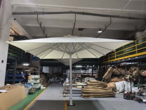 Sombrilla de Patio Cuadrada Blanca de 5x5m con Poste de Aluminio y Manivela, Parasol para Exteriores - Product Image 3