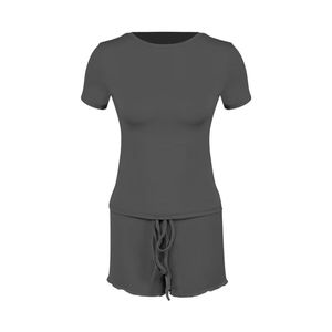 Ensemble 2 pièces sportif pour femme, collection Printemps/Été 2026 : T-shirt à manches courtes et col rond & Short moulant en polyester - Product Image 3