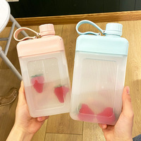 Bouteille d'eau carrée en plastique avec poignée en corde pour le bureau, les sports de plein air, la gym et le fitness