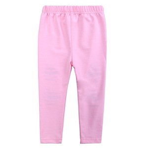 Conjunto de 3 piezas para niñas: Top a rayas con cuello halter y hombros descubiertos + Pantalones vaqueros rosa con roturas + Diadema, Ropa de verano para bebés y niñas - Product Image 6