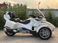 Can-Am Spyder RT Limited, moto à trois roues de luxe pour le tourisme, tricycle roadster avec rangement complet