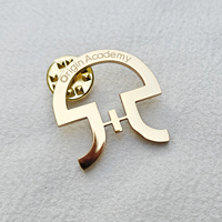 Badge personnalisé en acier inoxydable gravé au laser avec strass, formes sur mesure, logos électroplaqués et imprimés UV pour la mode