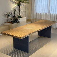Table de jardin en bois avec plateau à lattes longues et bases à panneaux pour terrasse extérieure