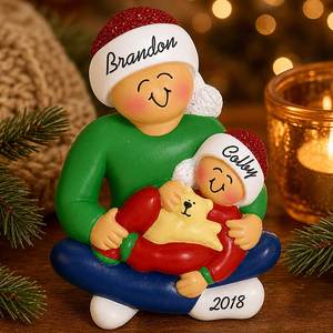 Figurine de Noël en résine Père Mère Bébé, ours en peluche câlin sur lèvres, chapeau de Père Noël, berceau, cadeau souvenir à suspendre à l'arbre - Product Image 5