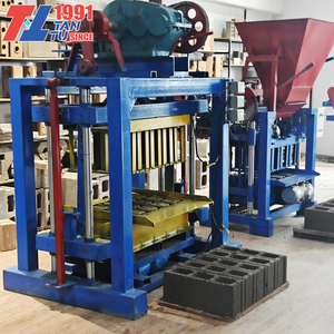 La asequible máquina para fabricar ladrillos 4-35 puede combinarse con una mezcladora y una cinta transportadora para crear una línea de producción eficiente - Product Image 4