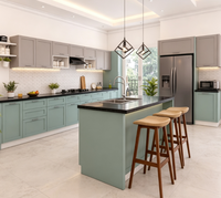 Armoires de cuisine bicolores, vert sauge et gris, armoire de cuisine modulaire en forme de U avec comptoir en quartz noir