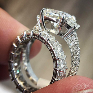 Anello Unisex in Argento con Cristalli Incastonati, Accessorio Moda per Uso Quotidiano e Feste - Product Image 5