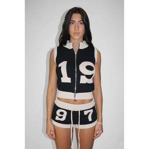 Ensemble deux pièces tricoté personnalisé 2026 pour femme : Gilet pull sans manches zippé et short, tenue Y2K 100% acrylique anti-boulochage - Product Image 2