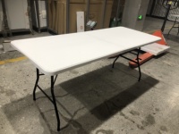 Vente directe d'usine, tables et chaises pliantes en plastique pas chères pour restaurants et cafés à Dubaï