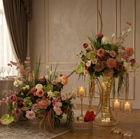 Composition florale vintage d'automne avec rangée de fleurs artificielles et herbe de roseau, centre de table de luxe pour mariage et décoration événementielle