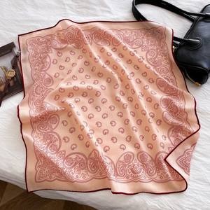 ブランドの特徴的なペイズリー柄スカーフを作成しましょう。カスタムソフトピンク＆バーガンディデザイン、デジタルプリントショール、上質なウールシルクスカーフ - Product Image 1