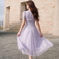 Robe de soirée élégante ZYHT 65711 en dentelle violette à col en V avec garniture en strass, manches courtes bouffantes, taille cintrée, dentelle scintillante