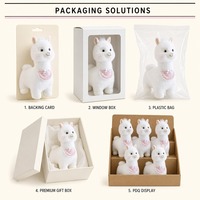 Peluche d'alpaga blanc adorable en position debout avec bavoir à carreaux, animal en peluche moelleux pour la décoration de la chambre de bébé et cadeau confortable