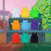 Gilet d'entraînement de football en polyester de haute qualité bavoirs confortables en maille respirante Pinnies de football Service OEM de vêtements hauts pour les équipes