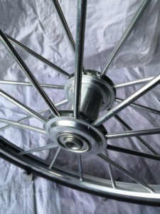 高品質 24X1-8.3 ブラック ノーパンク スチールスポーク リムホイール - 自転車、車椅子、レストラン、ホテル、フォークリフトに最適、特別価格 - Product Image 5