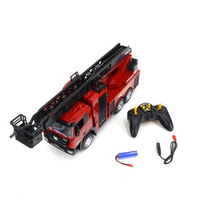 Camion de pompiers télécommandé à l'échelle 1:18, 9 canaux, semi-alliage, avec lumières LED et fonction de pulvérisation d'eau, Huina 1361 - Product Image 1