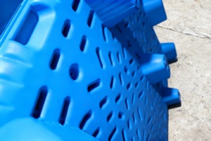 משטח פלסטיק תעשייתי 1100*1100*150 מ\"מ, חזק במיוחד, בעל כניסה 4 כיוונית, יצוק בתהליך ניפוח, תשעה מסלולים, תקן אירופאי, מתאים למדפי משטחים. - Product Image 3