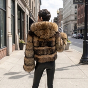 Lussuoso <span class=keywords><strong>Cappotto</strong></span> in <span class=keywords><strong>Pelliccia</strong></span> di Procione da Donna con Cappuccio Spesso e <span class=keywords><strong>Maniche</strong></span> Lunghe, Giacca in Vera <span class=keywords><strong>Pelliccia</strong></span> di Alta Qualità - Product Image 4