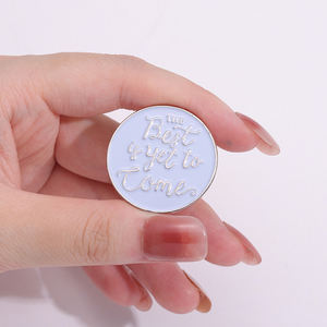 Optimistische Emaille Pin Het Beste Is Nog Te Komen Cirkelvormige Brief Broche Voor Rugzakken Hoeden Motto Sieraden Cadeau - Product Image 3