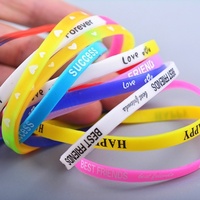 Bracelet en silicone fluorescent lumineux de 5 mm de large, motif cœur et lettres anglaises imprimées, tendance et exotique, pour filles, idéal pour les voyages