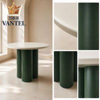 Table d'appoint ronde moderne pour hôtel avec plateau blanc et base en piédestal vert pour hall, salon, café, villa