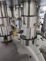 Machine rotative automatique de bouchage de bouchon de bouteille en plastique de bonne qualité