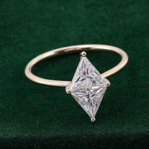 Nouvelle bague en or 10 carats avec diamant en moissanite de coupe triangulaire minimaliste VVS DEF pour homme et femme, bague de fiançailles - Product Image 1