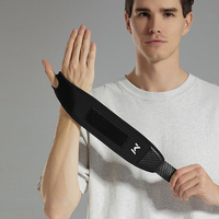 Attelle de poignet de protection avec large ouverture pour le pouce et panneau de protection souple, idéale pour le soutien du poignet lors des soulevés de terre